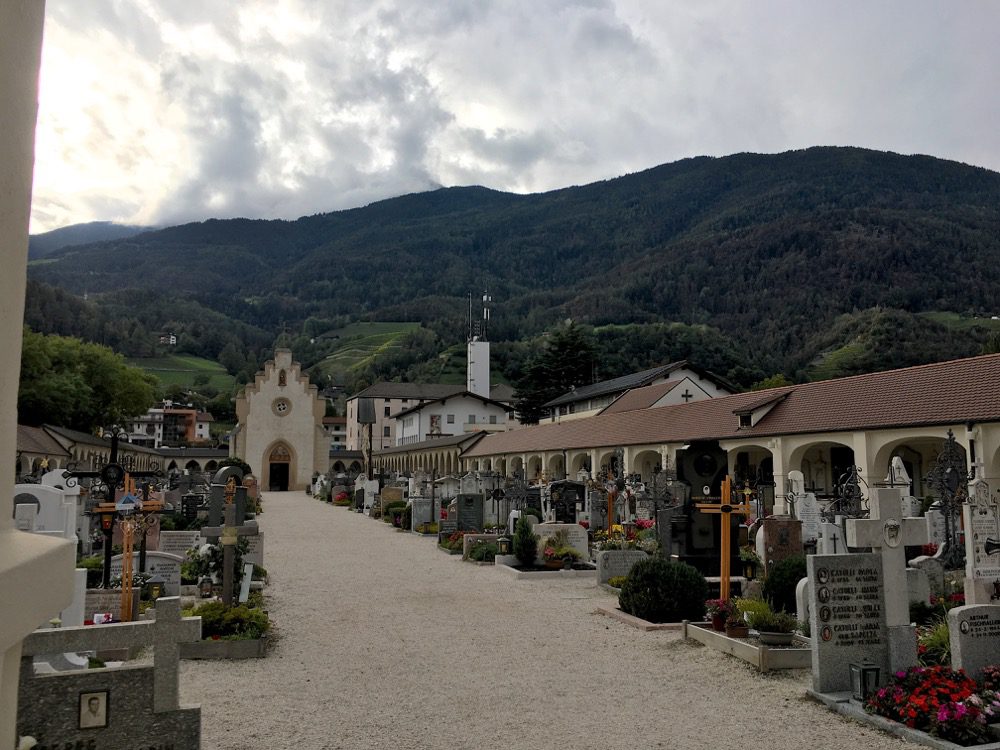 Ruhe außerhalb der Stadtmauern: Der Stadtfriedhof von Brixen (Brixen, Südtirol, 01.10.2022).