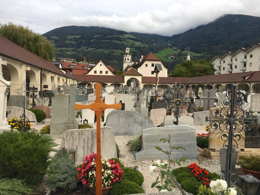Ruhe außerhalb der Stadtmauern: Der Stadtfriedhof von Brixen (Brixen, Südtirol, 01.10.2022).