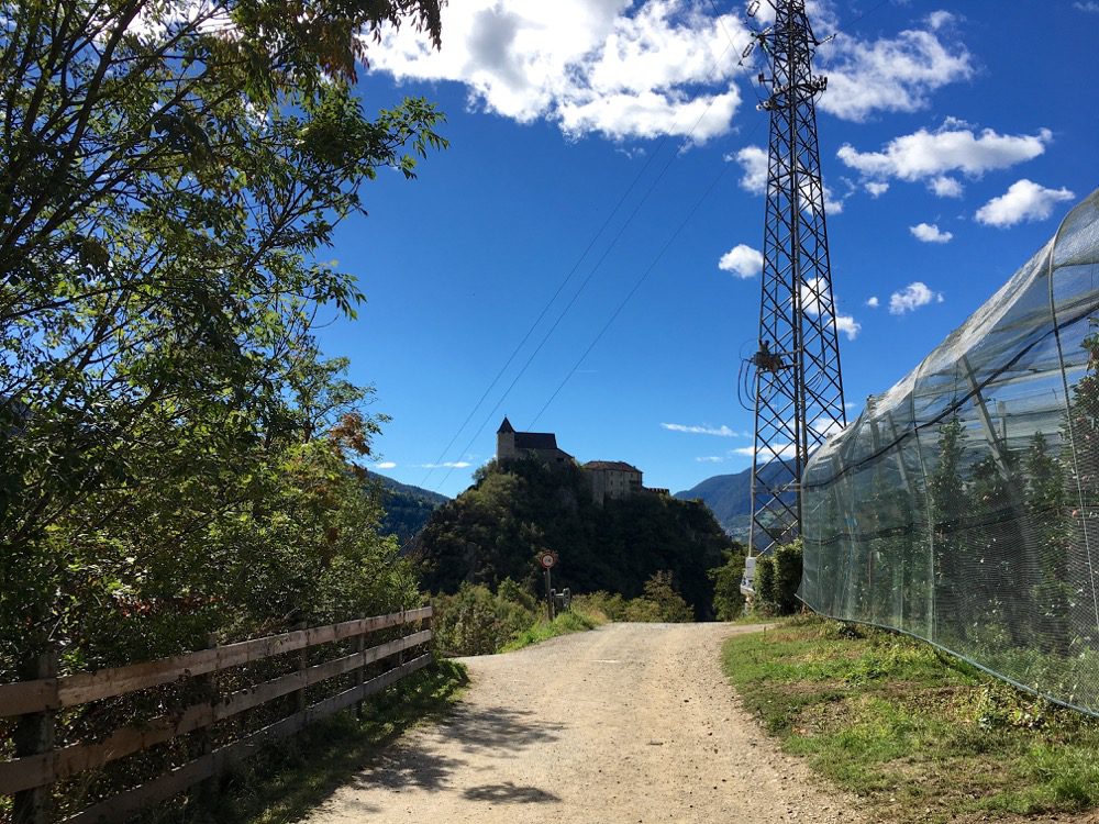 Brixen - Tag 2: Kurz bevor ich in der Stadt Klausen ankomme, erreiche ich das Kloster Säben, das fast am Ende des Wanderweges dieser Etappe liegt (Kloster Säben, Klausen im Eisacktal, Südtirol, 02.10.2023).