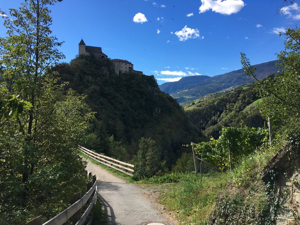 Brixen - Tag 2: Kurz bevor ich in der Stadt Klausen ankomme, erreiche ich das Kloster Säben, das fast am Ende des Wanderweges dieser Etappe liegt (Kloster Säben, Klausen im Eisacktal, Südtirol, 02.10.2023).
